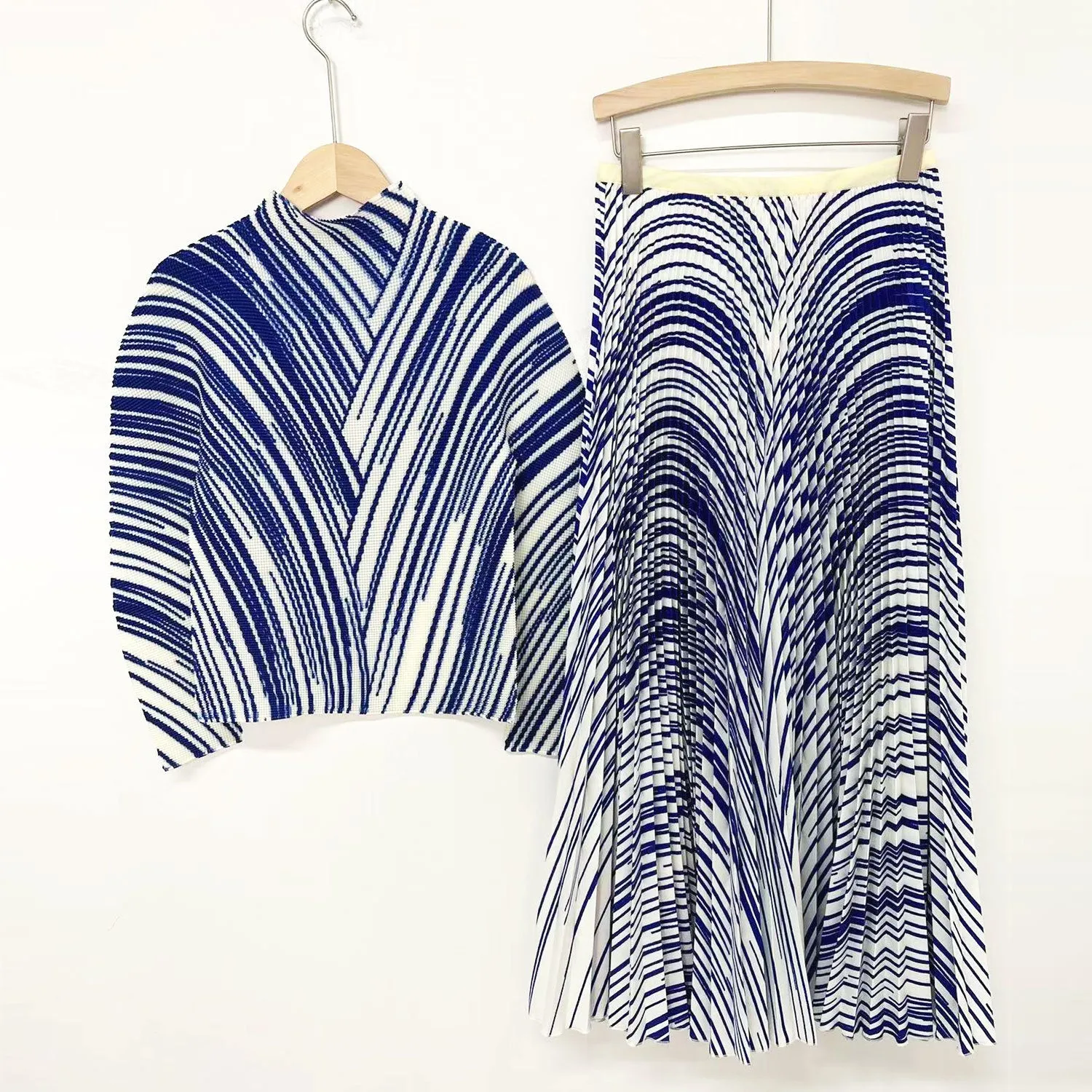 2025 Pleated suit skirt spring women's design sense new striped long-sleeved T-shirt top drape elegant skirt two-piece set