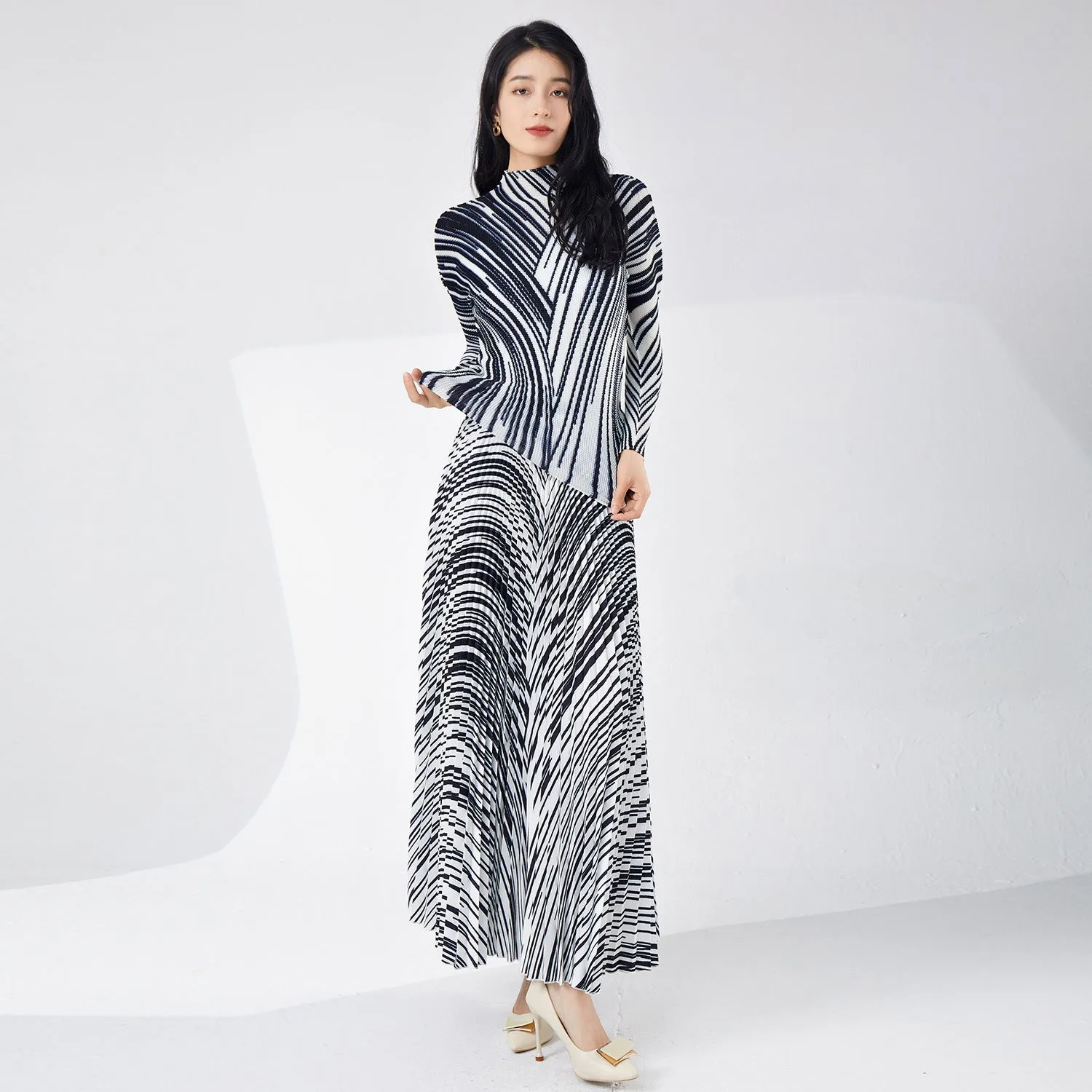 2025 Pleated suit skirt spring women's design sense new striped long-sleeved T-shirt top drape elegant skirt two-piece set