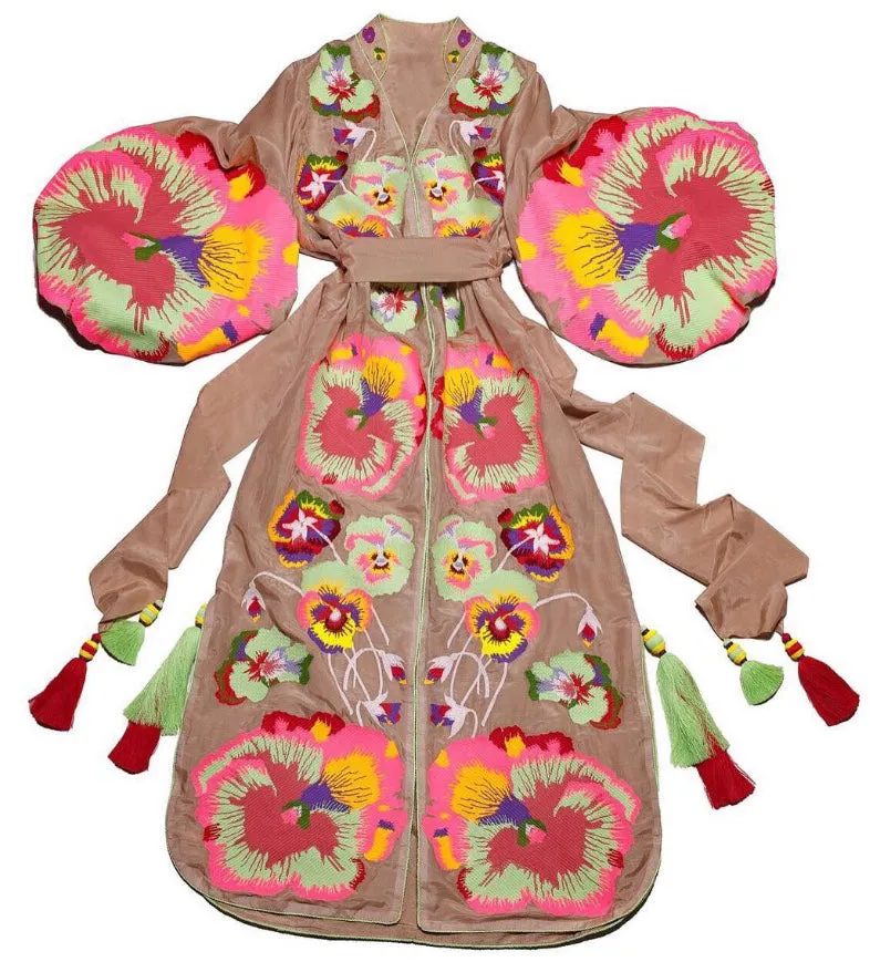 Kaftan with embroidered pansies