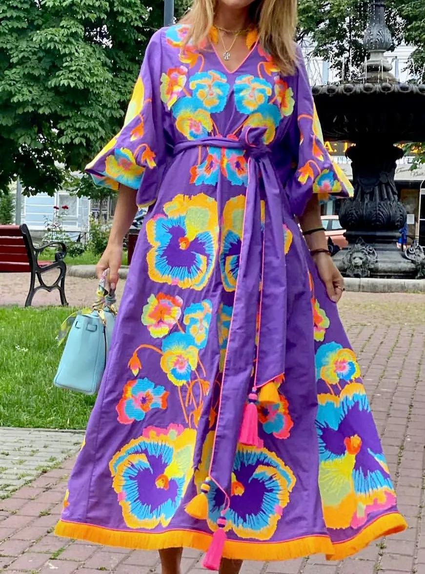 Kaftan with embroidered pansies