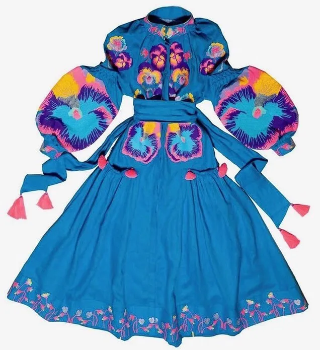 Kaftan with embroidered pansies