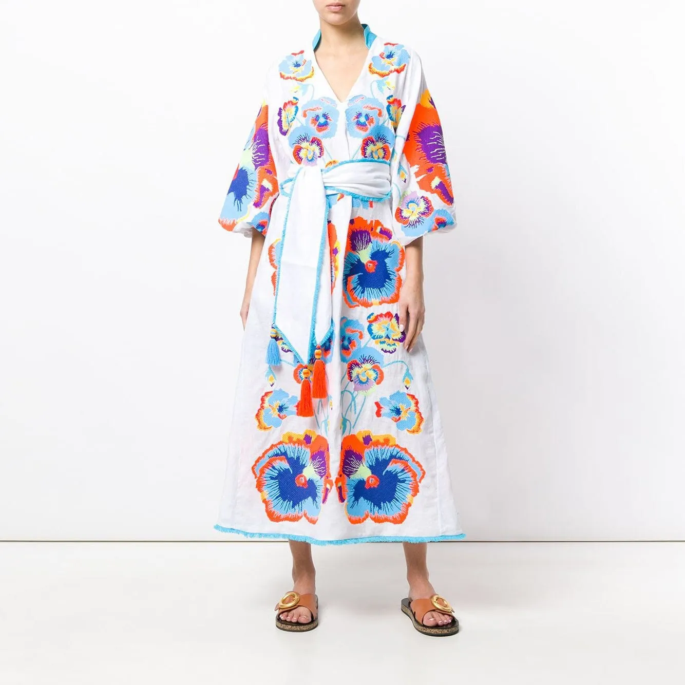 Kaftan with embroidered pansies