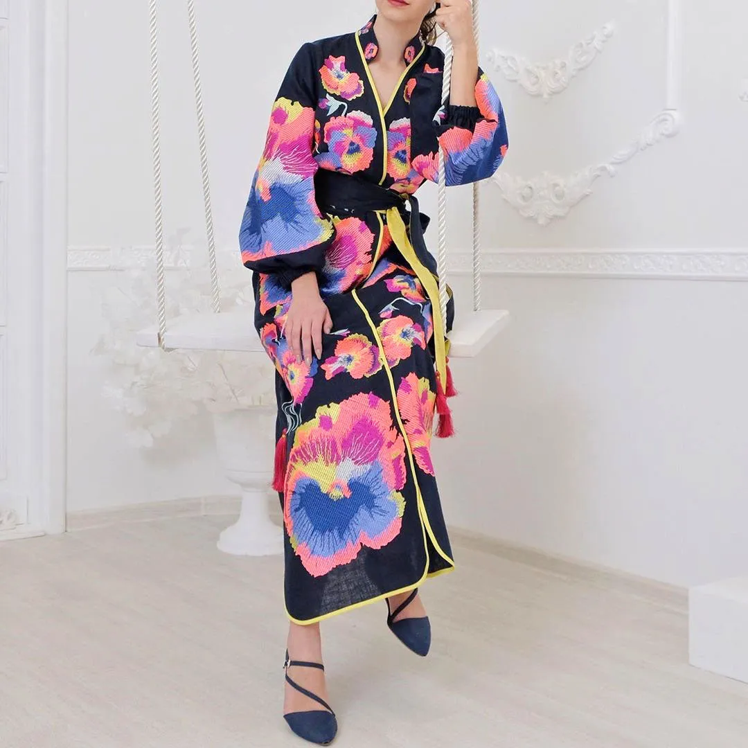 Kaftan with embroidered pansies