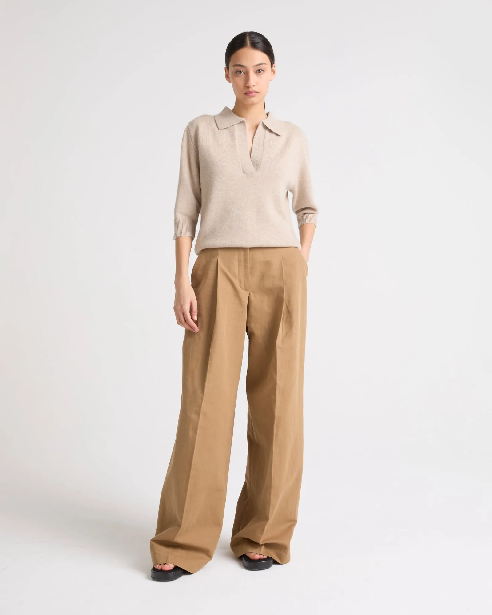 Pleated trousers in cotton-linen fabric